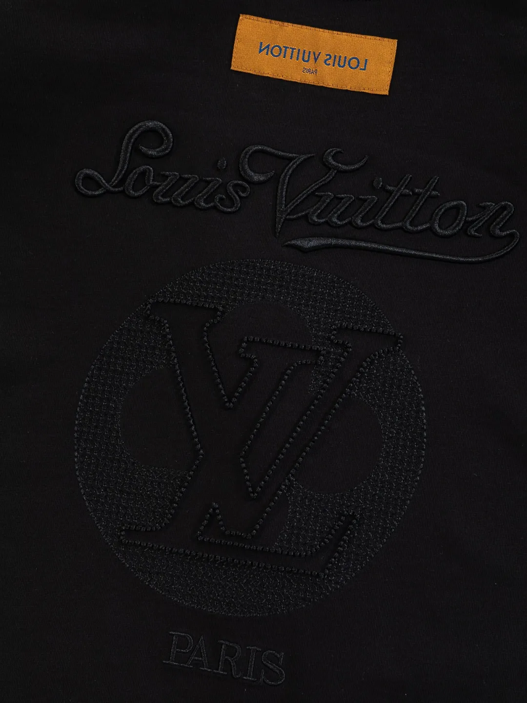 🅿️200 Louis Vuitton 1V LV lv slightly wide version S-XL LV 26ss new products are available at the counter simultaneously. Multiple craftsmanship. Classic simple letters on the chest🪡 embroidery. Simple letters on the back are hollowed out🪡 embroidery. Round neck short-sleeved T-shirt, same style for men and women! Consigned to one-to-one creation. Synchronized with the official website, pure cotton fabrics at the counter! It is close to the skin and comfortable, durable and easy to wear. It has a classic and simple logo design and meticulous original craftsmanship. Short-sleeves, a must-have item for men, do not appear to be the same for the general public, but must be unique and eye-catching. This LV short-sleeve is all about quality, comfort, the same shape and fashion as always, including fabrics and cutting techniques. All of them have been made with great effort! 320 grams of washed pure cotton fabric, pure cotton is breathable, very refreshing and comfortable for daily wear. The rib knitting on the neckline is smooth and tight, and the neckline will not be skewed if you toss it at will. The loose version, you will find that it looks really good on the upper body. The overall is minimalist and neat, super versatile for daily use! Pair it casually with a pair of pants for a youthful look. A T-shirt will make your outfit crazy. It is a fashionable item that can never go wrong! Color: Black White Size: S-XL Size chart: S: Shoulder width 50-Bust 56-Length 70 M: Shoulder width 52-Bust 57-Length 72 L: Shoulder width 54-Bust 59-Length 74 XL: Shoulder width 56-Bust 62-Length 76
